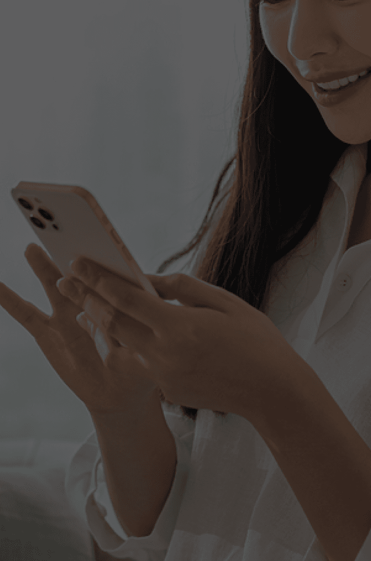 손에 스마트폰을 쥐고 있는 이미지 모바일용