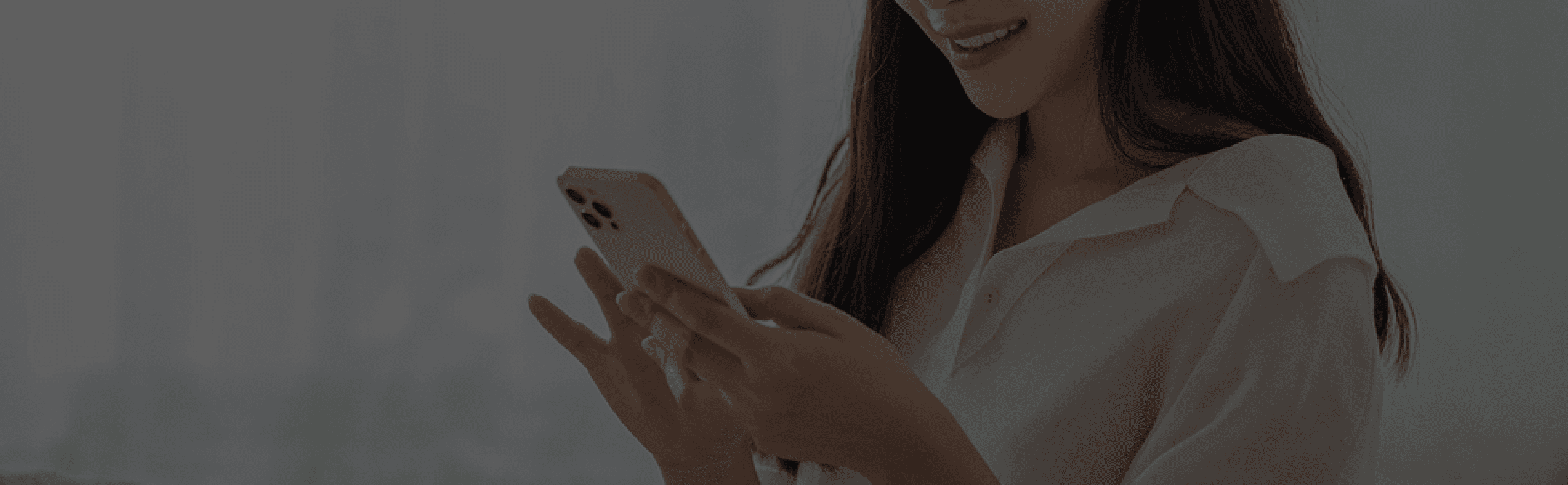 손에 스마트폰을 쥐고 있는 이미지 데스크톱용